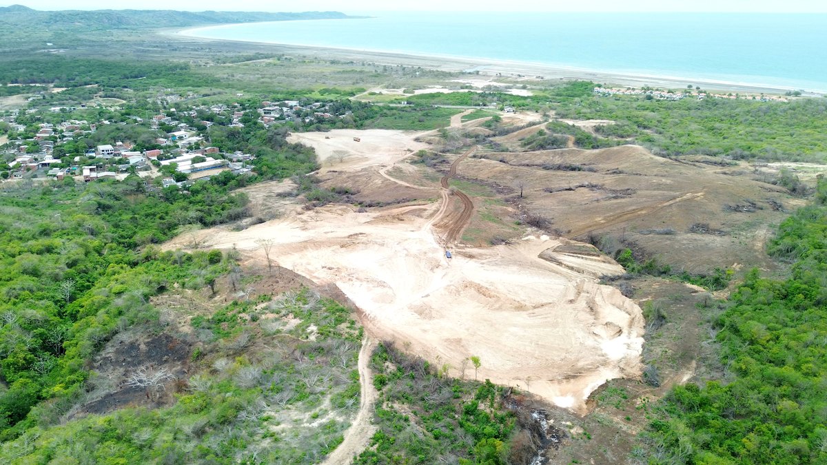 Foto de dron del lugar hacia el mar Caribe, sin rótulos