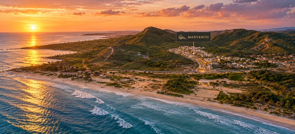 Vista aérea al atardecer de la costa de la Vía al Mar, con el condominio en la ladera marcado con la etiqueta Marvento